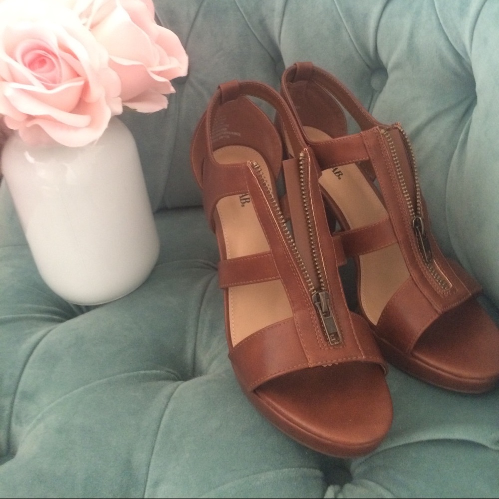 B1G1F🌸 Strappy Front Zip Pumps